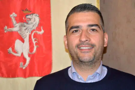 David Bussagli, sindaco Poggibonsi con gonfalone Provincia di Siena