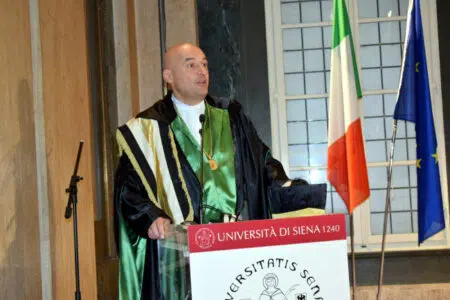 “Cerimonia del tòcco”. Benvenuto dell’UniSi ai nuovi docenti e saluto del rettore Francesco Frati al termine del mandato