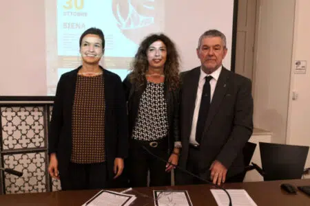 A Siena la Camminata tra gli olivi delle Mura e il flash mob #Abbracciaunolivo