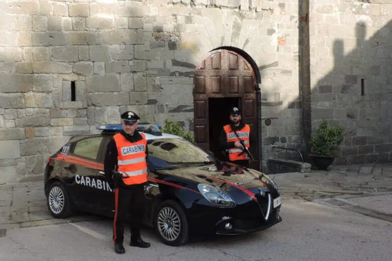 Ai domiciliari presso un centro fugge mentre viene accompagnato alle poste: rintracciato e denunciato dai Carabinieri