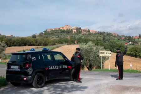Rubano dalle auto con la tecnica del foro alla gomma: denunciati dai Carabinieri