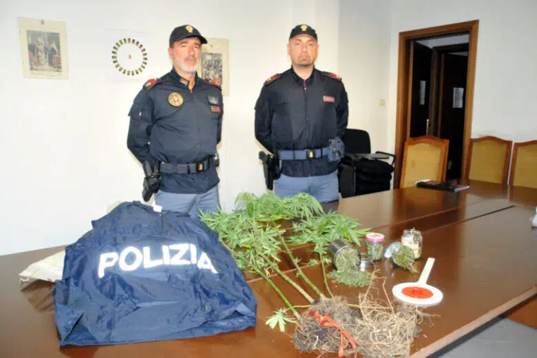 Fermata alla guida, si scaglia ubriaca contro gli agenti prendendoli a calci e pugni