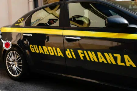 Spaccia nei pressi del Polo Scientifico di Siena: denunciato dalla Guardia di Finanza