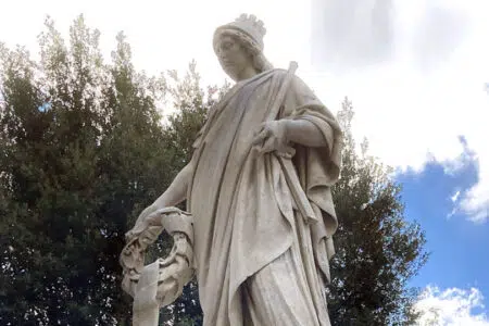 ‘Una donna di nome Italia’ salva il Monumento ai Caduti per l’Indipendenza. La città di Siena adotta l’opera