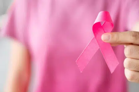 Tumore al seno, ottobre di prevenzione negli ospedali Asl Tse Tumore al seno, nastro rosa