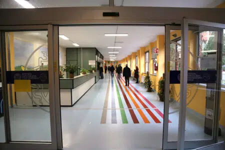 “Dona la vita con AIDO” all’Aou Senese Policlinico Santa Maria alle Scotte di Siena, corridoio ingresso ospedale