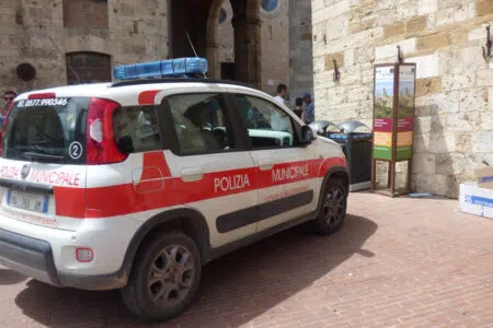 San Gimignano, turisti raggirati da due donne con una falsa raccolta fondi