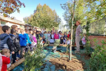 Alla scuola Gracciano di Colle la piantagione del bosco didattico realizzato da Unicoop Firenze