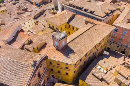 Aperte le iscrizioni ai nuovi corsi del Centro linguistico dell’Università di Siena Università di Siena, vista dall'alto