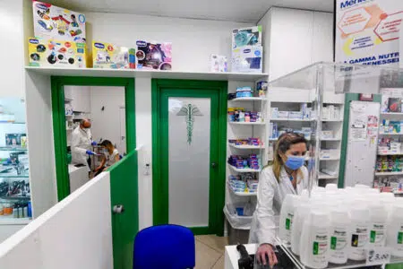 Vaccinazioni anti Covid e antinfluenzali, sono possibili anche in farmacia nell’Asl Toscana sud est