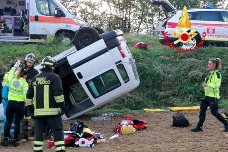 Tre feriti gravi in incidente stradale