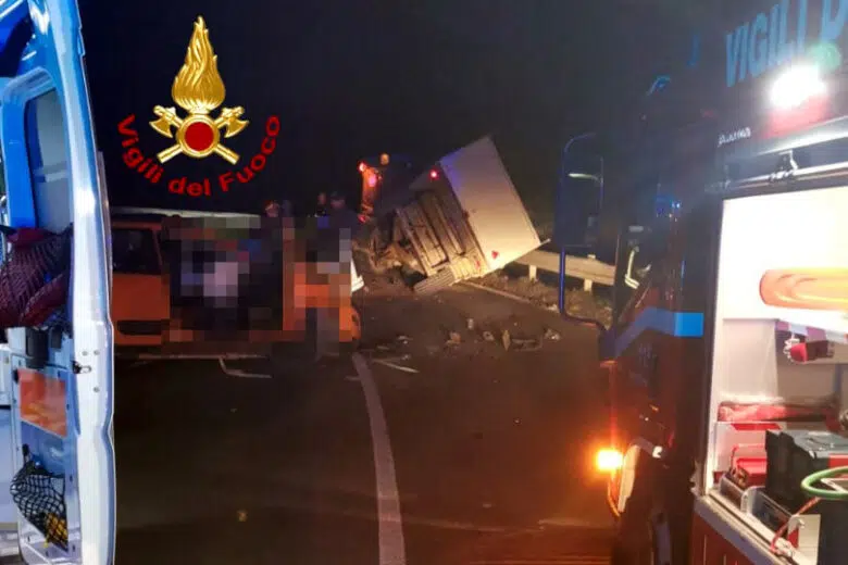 Rimane intrappolato dopo incidente stradale: estratto dall’auto dai Vigili del Fuoco