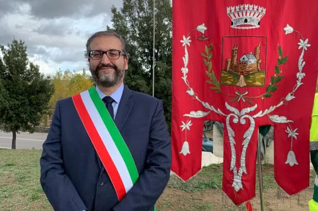 Monteriggioni cresce come Comune digitale Il sindaco di Monteriggioni Andrea Frosini con il gonfalone del Comune