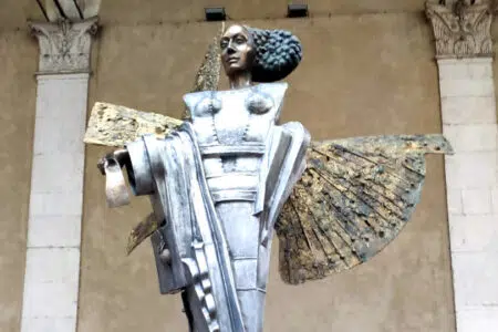 L’Arcangelo Gabriele di Inglesi esposto a Siena sotto la Torre dei Malavolti