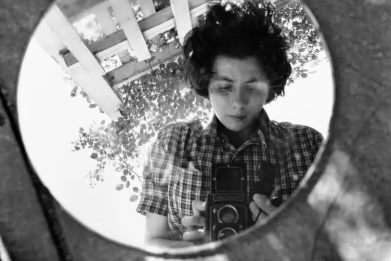 Alla scoperta della misteriosa vita di Vivian Maier attraverso i suoi autoritratti