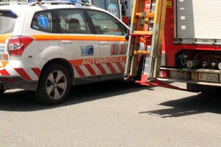 Auto contro albero sulla Cassia: muore un 46enne
