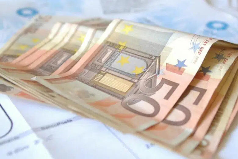 Bonus idrico 2024 per Colle di Val d’Elsa, Radicondoli e San Gimignano Banconote da 50 euro e bollette