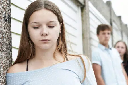 Bullismo, Psicologi Toscani: “Prevenzione con ascolto in famiglia e sportelli psicologici nelle scuole” Bullismo, ragazza con altri ragazzi