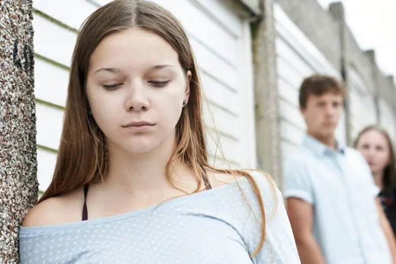 Bullismo, ragazza con altri ragazzi