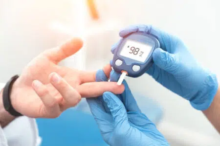 Toscana, estesa l’esenzione per le prestazioni essenziali dei pazienti diabetici Diabete, misurazione sul dito