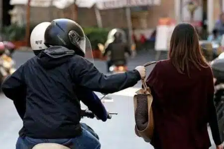 Furto con strappo a bordo di una moto: denunciati dai Carabinieri