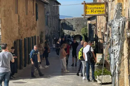 Monteriggioni, un ponte dei Santi con un boom di turisti