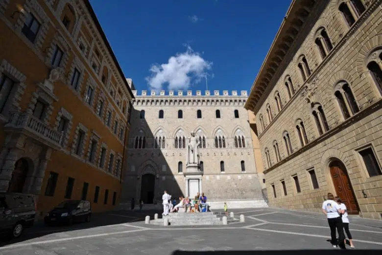 Trimestrale Mps, ricavi in crescita rispetto al primo trimestre 2025 Piazza Salimbeni, sede del Monte dei Paschi di Siena