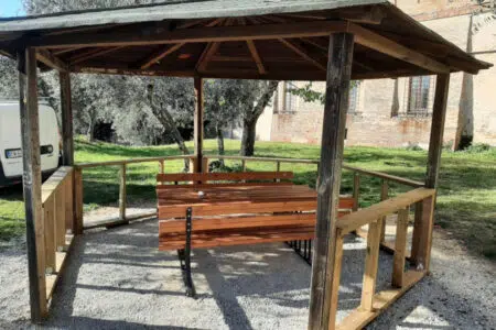 Recuperato il gazebo degli Orti dei Tolomei con materiale riciclato
