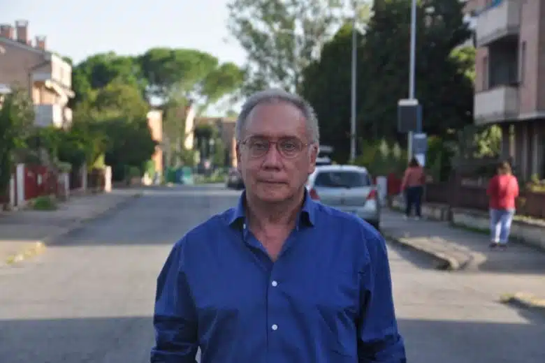 Fabio Pacciani con via di Siena nello sfondo