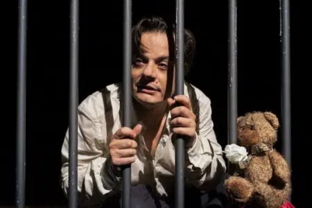 Al Politeama Lino Musella in “Tavola tavola, chiodo chiodo”