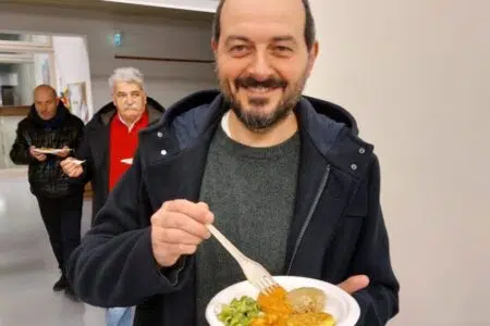 Gaiole in Chianti, mensa a porte aperte: genitori e consiglieri comunali assaggiano i piatti dei bimbi