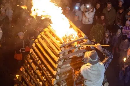 Il Natale di fuoco di Abbadia San Salvatore: la Città delle Fiaccole celebra una tradizione unica