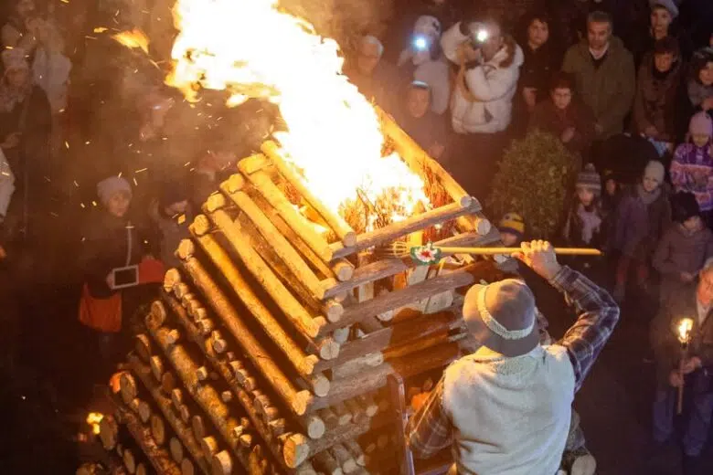 Il Natale di fuoco di Abbadia San Salvatore: la Città delle Fiaccole celebra una tradizione unica