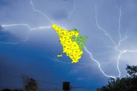 Temporali e vento forte, codice giallo in Toscana