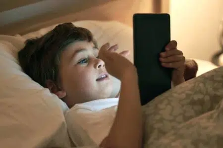 Psicologi Toscana: “Bambini dormono sempre meno per uso dei social”