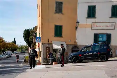 Spara con il fucile contro auto in sosta e abitazioni: fermato e denunciato dai Carabinieri