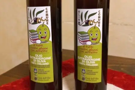Castelnuovo: bottiglie del progetto “Olio Comune” a scuole, RSA e ‘Orto Felice’