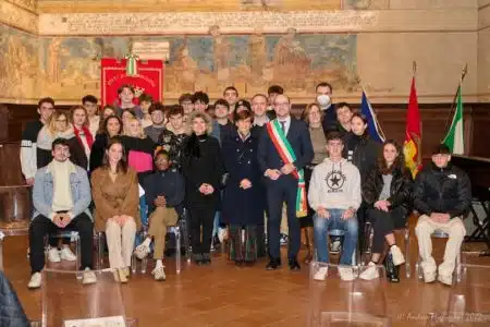 San Gimignano, la Costituzione in dono ai diciottenni