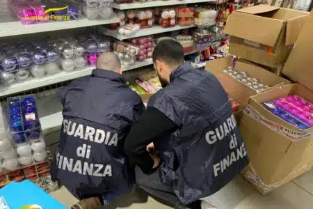 La Guardia di Finanza di Siena sequestra 10 mila addobbi natalizi non sicuri