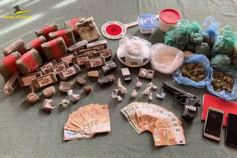 Siena, spacciava droga nel negozio dove svolgeva l’attività di parrucchiere: arrestato dalla Guardia di Finanza