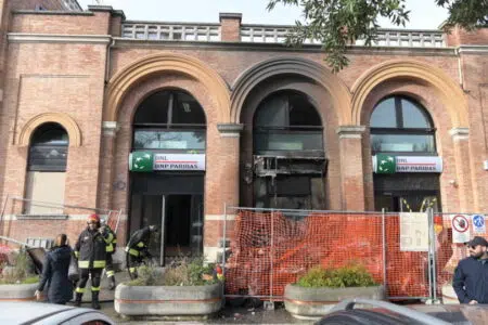 Incendio all’esterno della filiale Bnl di Siena: danneggiata la facciata