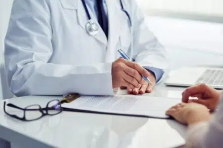Contributo straordinario per medici e pediatri del centro storico di Siena Medico pediatra con bambino