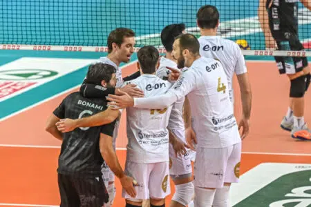 Superlega volley, la Emma Villas sconfitta nettamente a Padova nella sfida salvezza