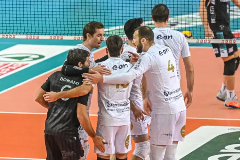 Superlega volley, la Emma Villas sconfitta nettamente a Padova nella sfida salvezza