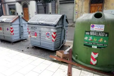 Rifiuti fuori dai cassonetti