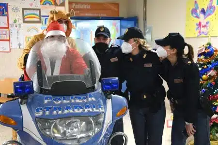 I doni di Natale della Polizia di Stato per i piccoli pazienti dell’Aou Senese