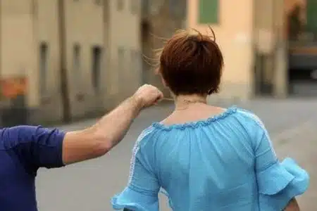 Poggibonsi, avvicina un’anziana e le strappa la collana: rintracciato e denunciato dalla Polizia
