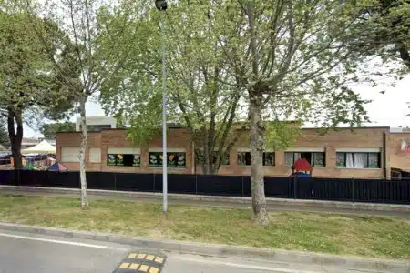 Arbia, dato alle fiamme il telo ombreggiante della scuola materna