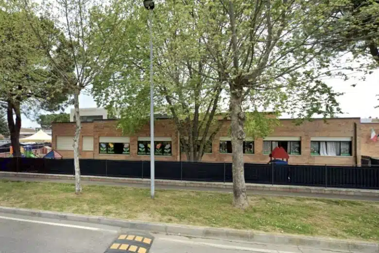 Arbia, dato alle fiamme il telo ombreggiante della scuola materna