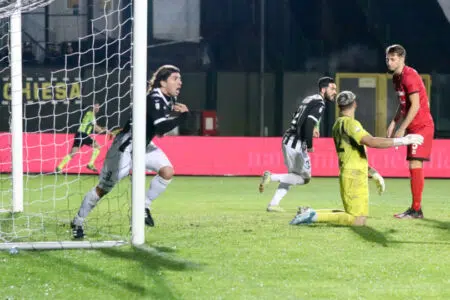 Contro il Fiorenzuola il Siena si trova subito in svantaggio, le prova tutte, e raggiunge il pari all’86’